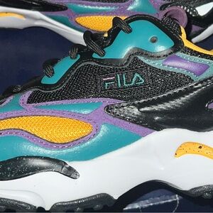 FILA KIDS SIZE 5 UNISEX